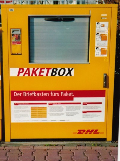 Die neue Paketbox aus dem Versuchsgebiet aus Frankfurt - hier der Standort vor dem Briefzentrum 60 - links oben ist auch die Klappe für einen Flyer über die Paketbox sichtbar - außerdem ist hier noch der Rollo für das Einlegefach viel größer - wurde später aus Sicherheitsgründen noch verkleinert