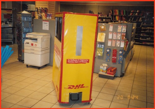 Der verkleidete Silberling als Paketbox mitten in einer sogenannten Paketbox-Filiale in Berlin an einem der Versuchsstandorte