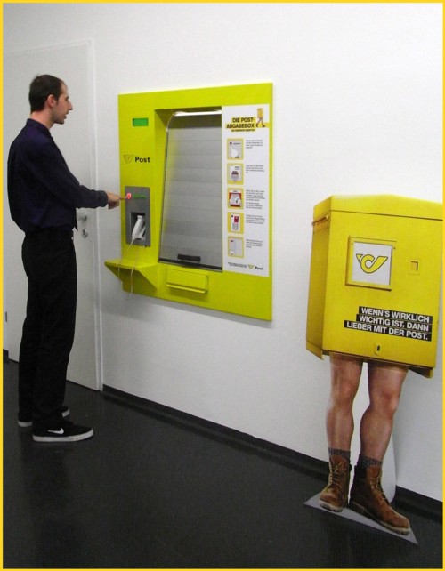 Die erste getestete Post-Abgabebox hatte rechts noch eine Scannerpistole an einem Kabel sowie eine kleine Anrichte zum Ablegen von Dingen