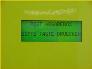 Das kleine Display der Post Abgabebox weißt den Kunden den Weg