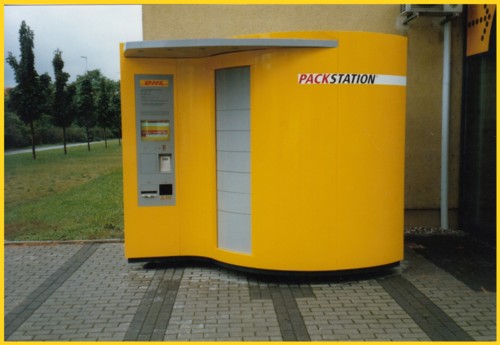 Foto von einer Packstation von Siemens von einem der 10 Pilotstandorte im Jahr 2006 - diese unterscheiden sich im äüßeren fast nur durch das andere Dach über der Säule im Vergleich zum Modell von Keba Foto von einer Packstation von Siemens von einem der 10 Pilotstandorte im Jahr 2006 - diese unterscheiden sich im äüßeren fast nur durch das andere Dach über der Säule im Vergleich zum Modell von Keba