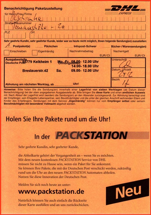 Eine von vielen roten Doppelpaketkarten von der Rückseite mit anhängender Packstationswerbung - erkennbar sind die Varianten oft nur an kleineren Layoutänderungen - oft aber am jeweiligen Druckvermerk, den dieser ist viel aufschlußreicher, da hier in der Regel der Monat und das Jahr der Herstellung angegeben wurden Eine von vielen roten Doppelpaketkarten von der Rückseite mit anhängender Packstationswerbung - erkennbar sind die Varianten oft nur an kleineren Layoutänderungen - oft aber am jeweiligen Druckvermerk, den dieser ist viel aufschlußreicher, da hier in der Regel der Monat und das Jahr der Herstellung angegeben wurden