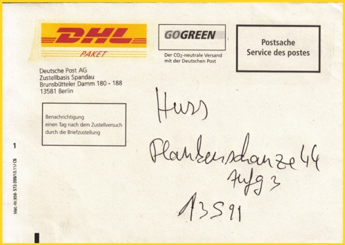 Die aktuellen gemeinsamen Benachrichtigungskarten für den Briefdienst und Frachpostdienst gleichzeitig - hier von Ende 2011 Spezieller Postsachebriefumschlag von DHL Paket für die Zusendung einer Benachrichtigungskarte über den Briefträger, da es in Berlin oft nur Briefkästen gibt, die im Hausflur hängen und nicht sofort für Jedermann zugänglich sindDie aktuellen gemeinsamen Benachrichtigungskarten für den Briefdienst und Frachpostdienst gleichzeitig - hier von Ende 2011