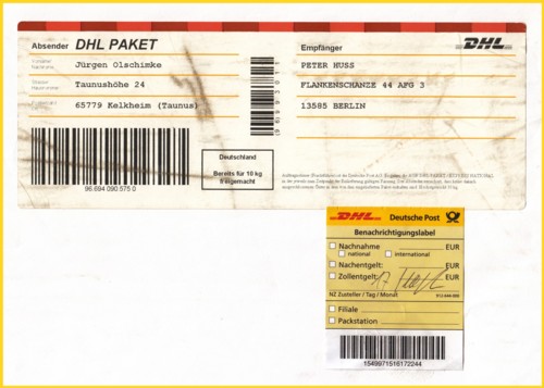 Das dazugehörige Paket freigemacht mit einer aktuelen DHL-Paketmarke von einer Packstation sowie ein aktueller Benachrichtigungslabel Das dazugehörige Paket freigemacht mit einer aktuelen DHL-Paketmarke von einer Packstation sowie ein aktueller Benachrichtigungslabel