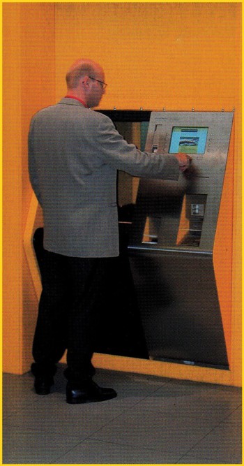 Der Paketannahmeautomat von vorne aus Kundensicht - etwas verdeckt ist hier der große links vorhandene Eingabeschacht (Bild stammt vom Firmenprospekt der Firma Crisplant von der Postexpo 2002)