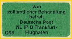 kleiner grüner Postzollaufkleber "Von zollamtlicher Behandlung befreit" - hier rechts unten mit einem nicht zuordenbaren Vermerk "Q93"