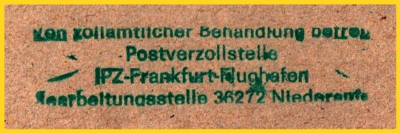 ein grüner Postverzollungsstempel aus Niederaula, der aufgrund der hohen Belastung schon stärker lädiert ist