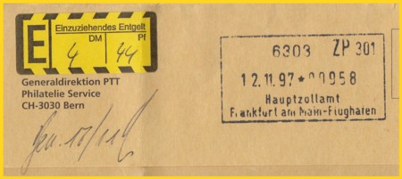 In einer Übergangsphase wurden parallel zu dem alten grünen Aufkleber auch noch die gelben Postaufkleber benutzt, die normalerweise für unfreie Pakete gedacht waren. Neben diesem Aufkleber befindet sich hier noch ein Paginerstempelabschlag des entsprechenden Hauptzollamtes mit der Datumsangabe der Bearbeitung und der entsprechenden Zollnummer der Sendung