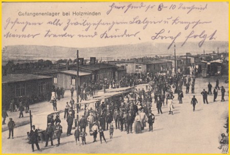 Ansichtspostkarte vom Gefangenenlager Holzminden - hier scheinbar ein Teil der Lagerstrasse - interessant ist dabei, das außer Frauen auch Kinder zu sehen sind Ansichtspostkarte vom Gefangenenlager Holzminden - hier scheinbar ein Teil der Lagerstrasse - interessant ist dabei, das außer Frauen auch Kinder zu sehen sind