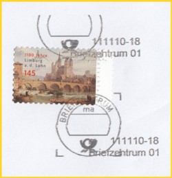 Briefausschnitt eines Großbriefes vom 11. November 2010 vom BZ 01, einem der wenigen BZ mit einer von zwei möglichen Übergangsvarianten bei der Entwertung vom kreisrunden Stempelbild auf die neue Frankierwelle - bei dieser Variante steht im kreisrunden Stempel nur Briefzentrum ohne die Nummer !