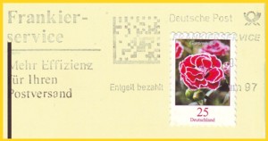 Infopostsendung 25 Cent Gartennelke (Ausschnitt) entwertet über die Post mittels Frankiermaschine - hier das alte Klischee mit festem Matrixcode vom BZ 97 (Würzburg) von der Aufstell- und Stempelmaschine AM 990/991 vom Hersteller AEG (heute Siemens)