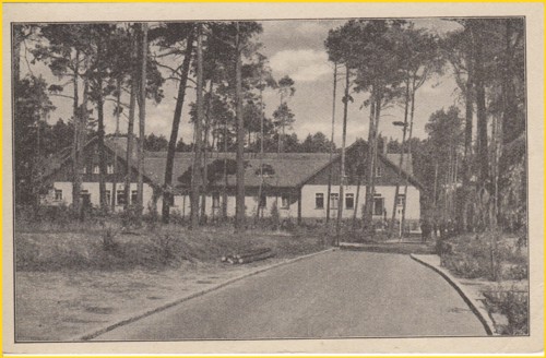 Die Bildseite der Ansichtspostkarte vom 30. November 1944 von einem der Gebäude des Regenwurmlagers