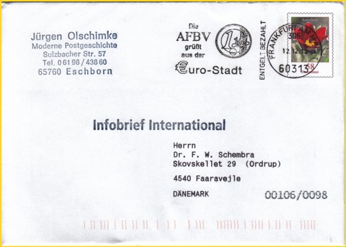 Es handelt sich hier um einen Standard-Infobrief International mit 16 Gramm Inhalt.Der Stückpreis beträgt 45 Cent, der Kilopreis 0,016 * 8,00 Euro = 12,8 Cent aufgrundet 13 Cent zusammen also beträgt das Porto ohne MST exakt 58 Cent, die mittels Briefmarke verklebt bzw. hier als Plusbrief 58 Cent benutzt und mit Vorausentwertung am 12.12.2012 entwertet wurden Es handelt sich hier um einen Standard-Infobrief International mit 16 Gramm Inhalt.Der Stückpreis beträgt 45 Cent, der Kilopreis 0,016 * 8,00 Euro = 12,8 Cent aufgrundet 13 Cent zusammen also beträgt das Porto ohne MST exakt 58 Cent, die mittels Briefmarke verklebt bzw. hier als Plusbrief 58 Cent benutzt und mit Vorausentwertung am 12.12.2012 entwertet wurden