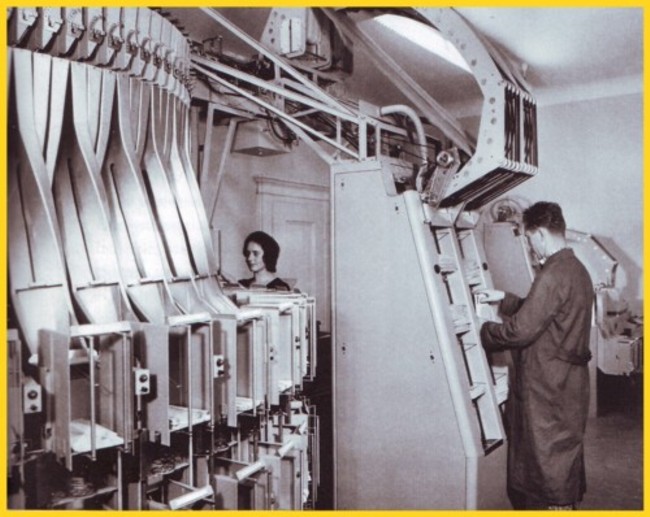 So fing es an: Frühe automatische und vollautomatische Briefverteilanlage in Pforzheim 1955 (Foto aus Bestand des Postmuseums Frankfurt)
