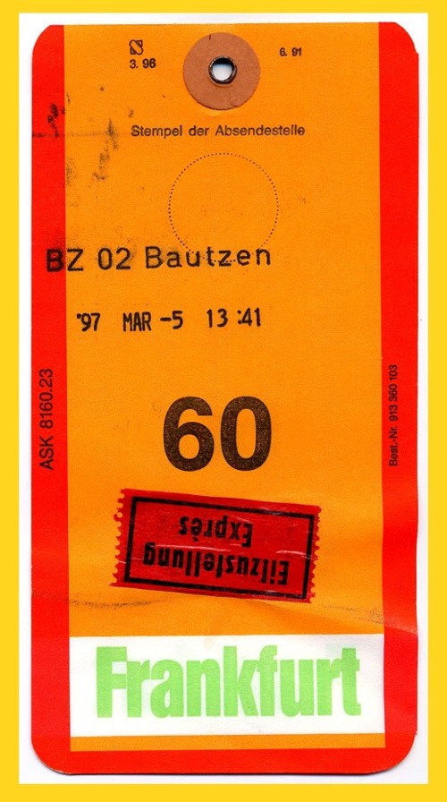 NLP-Beutelfahne vom BZ 02 nach Frankfurt (internationale Eilbriefe) mit Eilaufkleber, zweizeiligen Stechuhrstempel ohne UB, roter Rand, orangene Fläche, grüner Ortsname