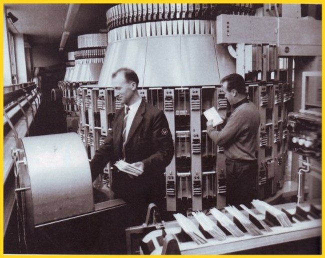 So fing es an: Frühe automatische und vollautomatische Briefverteilanlage in München 1956 (Foto aus Bestand des Postmuseums Frankfurt)