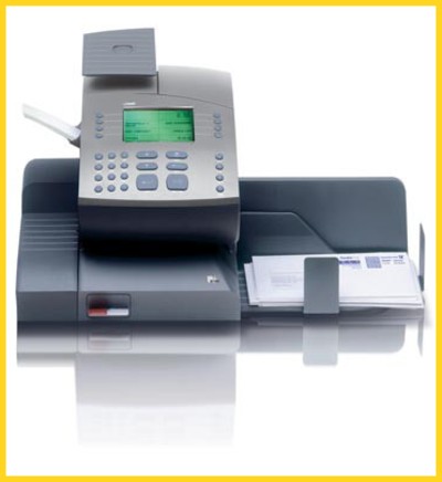 Die Absenderfreistempelmaschine ultimail 125 in der Variante Basismodell mit Streifengeber und Waage des Herstellers Francotyp-Postalia Die Absenderfreistempelmaschine ultimail 125 in der Variante Basismodell mit Streifengeber und Waage des Herstellers Francotyp-Postalia