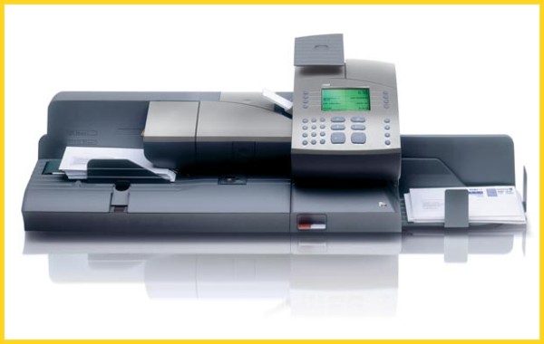 Die Absenderfreistempelmaschine ultimail 125 in der Variante mit Streifengeber, Waage und automatischer Zuführung mit Briefschließer des Herstellers Francotyp-Postalia Die Absenderfreistempelmaschine ultimail 125 in der Variante mit Streifengeber, Waage und automatischer Zuführung mit Briefschließer des Herstellers Francotyp-Postalia