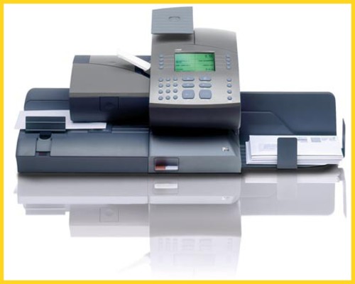 Die Absenderfreistempelmaschine ultimail 65 in der Variante mit Streifengeber, Waage und halbautomatischem Briefschließer des Herstellers Francotyp-Postalia Die Absenderfreistempelmaschine ultimail 65 in der Variante mit Streifengeber, Waage und halbautomatischem Briefschließer des Herstellers Francotyp-Postalia